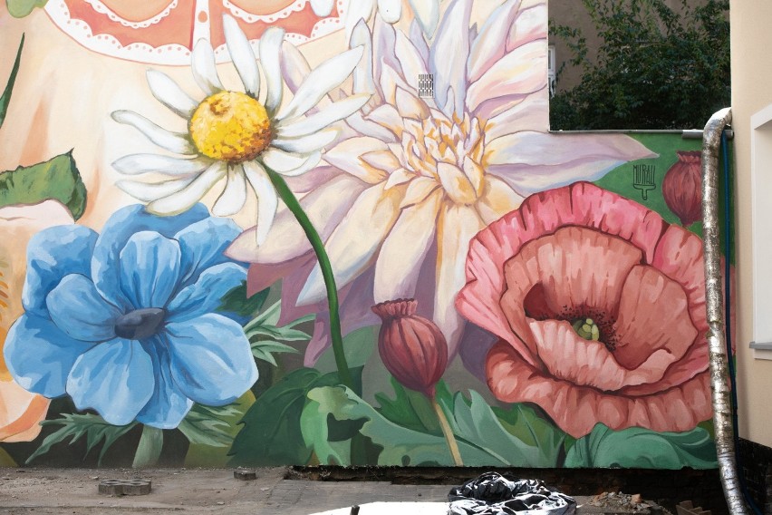 "Ogród, w tajemnicy za bramką” to nowy mural, który pojawił...