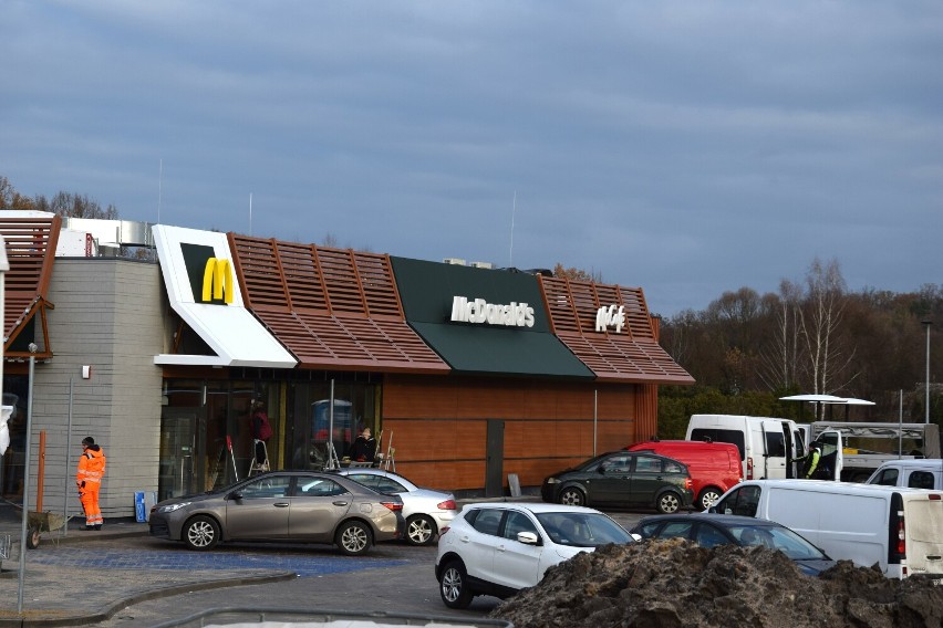 Trwają ostatnie prace na budowie nowego lokalu McDonald'sa w...
