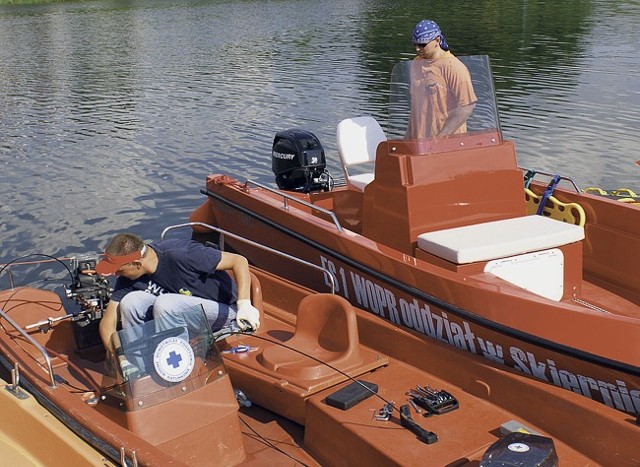 Skierniewiccy ratownicy WOPR przygotowują łodzie, na których odbywają się wodne patrole na Zadębiu
