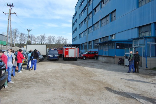 Wozy strażackie przed budynkiem zakładów "Fila"