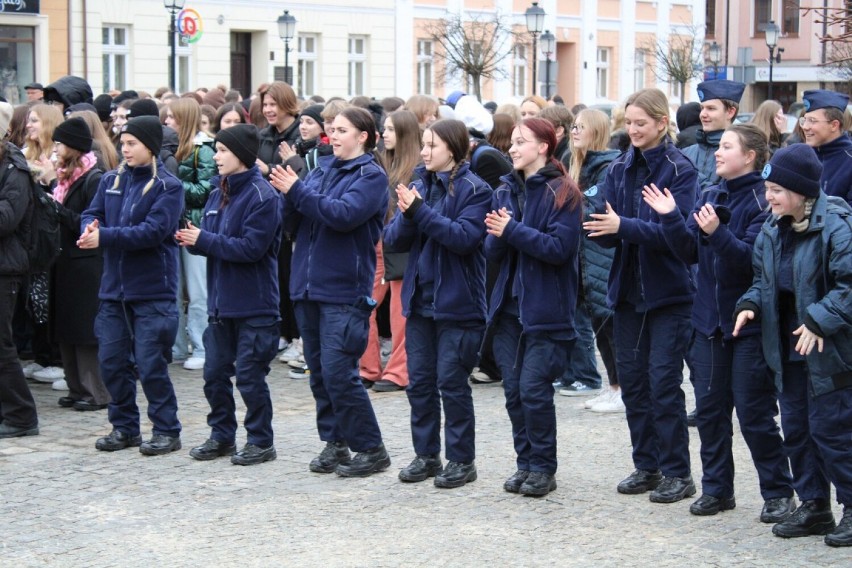 One Billion Rising w Koninie. Dziewczyny zatańczyły na placu Wolności. Protestowały przeciwko przemocy wobec kobiet [ZDJĘCIA] 