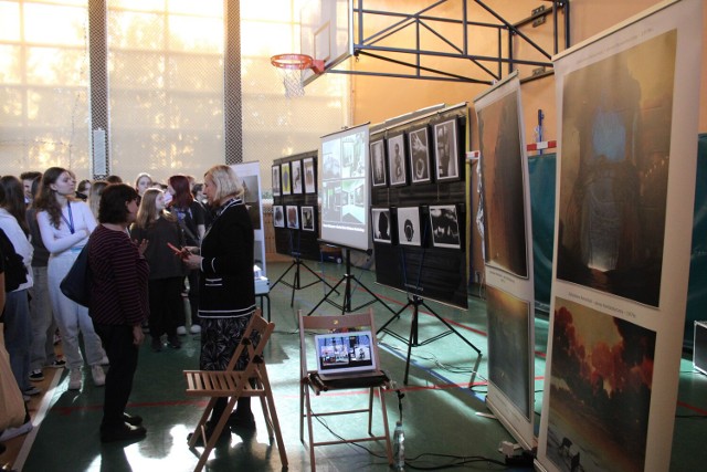 Wystawa prac Zdzisława Beksińskiego w II Liceum Ogólnokształcącym w Bełchatowie, 15 marca 2024 r.