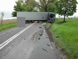 Wypadek samochodu ciężarowego i osobowego w gminie Kaźmierz.