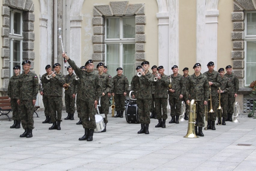 Świętowaliśmy z wojskiem na pałacowym dziedzińcu w Żaganiu [ZDJĘCIA]