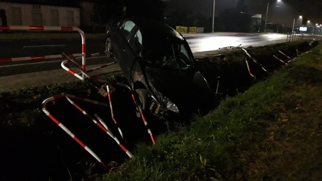 Policja w Kaliszu szuka kierowcy forda, który na ulicy Łódzkiej skasował barierki ochronne i uciekł