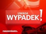 Wypadek przy ul. Mysłowickiej w Katowicach. Strażacy wyciągają z wraku mężczyznę