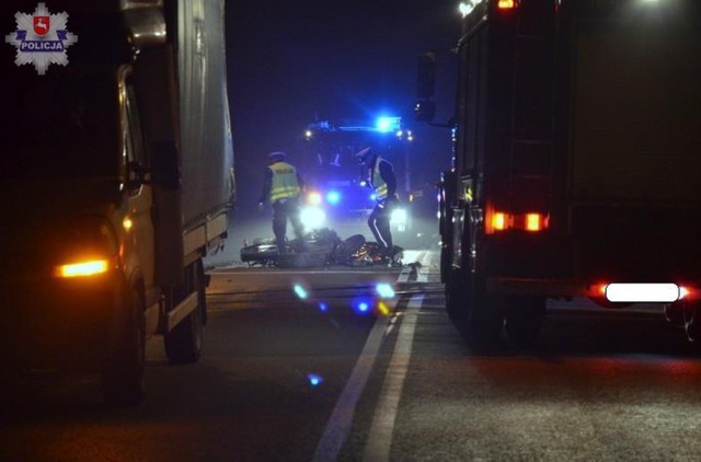 Radzyń Podlaski. Śmiertelny wypadek w Bojanówce. 31-letni kierowca motocykla najechał na tył buda. Mężczyzna zginął na miejscu.