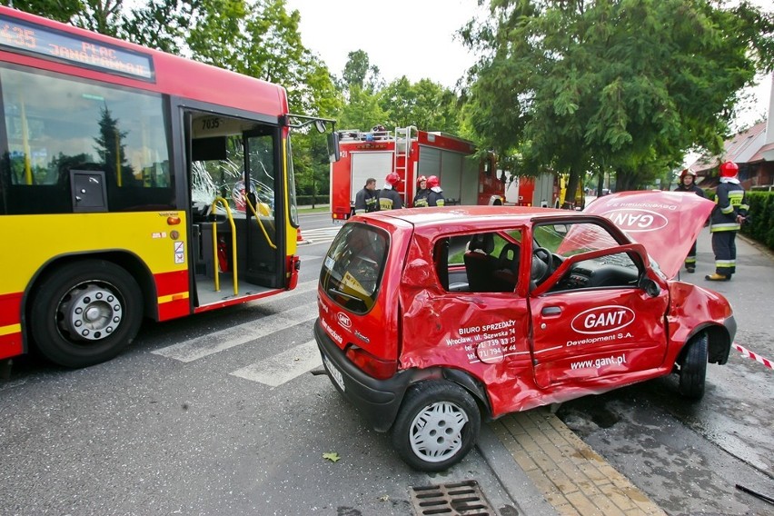 Wrocław: Zderzenie autobusu i dwóch samochodów na ul. Zachodniej (ZDJĘCIA)