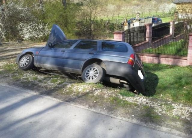 Wypadek w Widuchowej. Samochód wjechał do rowu