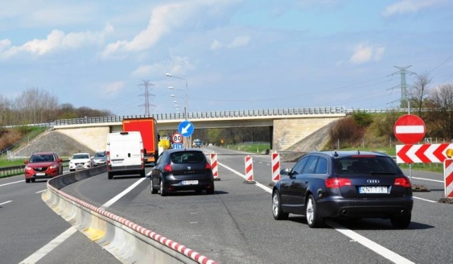 Podobnie jak w latach ubiegłych firma, która będzie wykonywała remont, zamknie naprawianą nitkę autostrady, a ruch przerzuci na drugą jezdnię, po której będzie odbywał się w dwóch kierunkach.