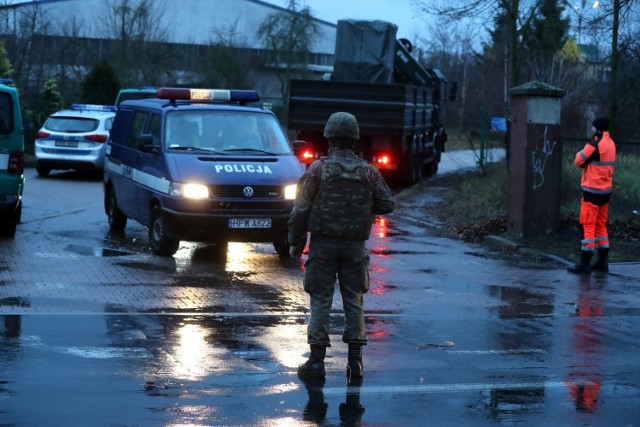 Ewakuacja 25 tys. osób w Policach rozpoczęła się po godz. 6. Trzy godziny później żołnierze 5 pułku inżynieryjnego zaczęli akcję podniesienia i wywozu 200-kilogramowej bomby. 

ZOBACZ WIĘCEJ: Bomba w Policach. Rozpoczęła się akcja. RELACJA NA ŻYWO