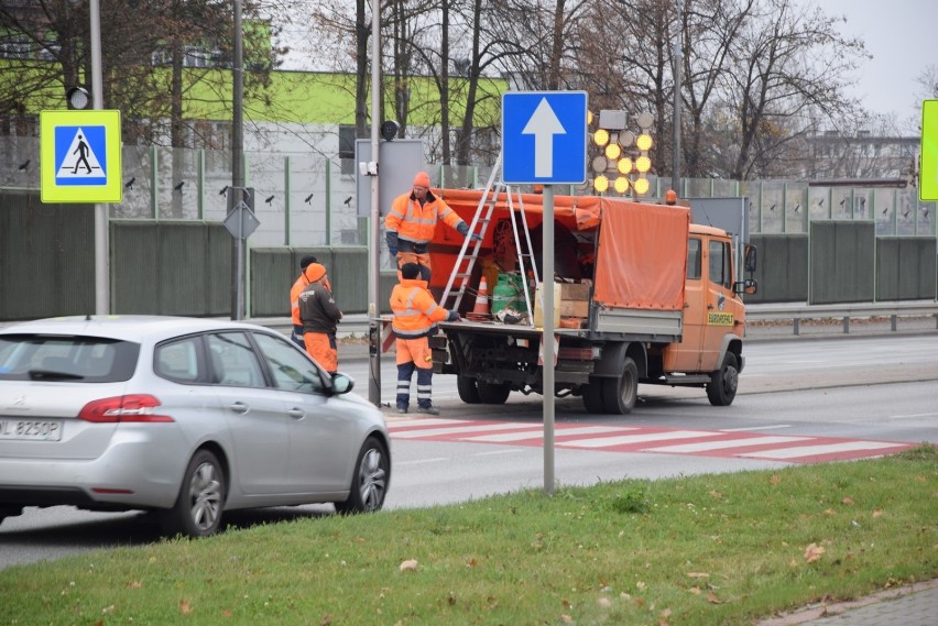 Wiele się zmieni na al. Rataja w Skierniewicach. Montują pierwsze aktywne przejście dla pieszych [ZDJĘCIA]