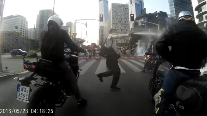Warszawa. Atak gazem na motocyklistów na rondzie ONZ. Film wywołał burzę w sieci