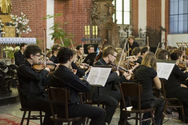 Orkiestra Symfoniczna z Wałbrzycha pod drygenturą Małgorzaty Sapiechy-Muzioł