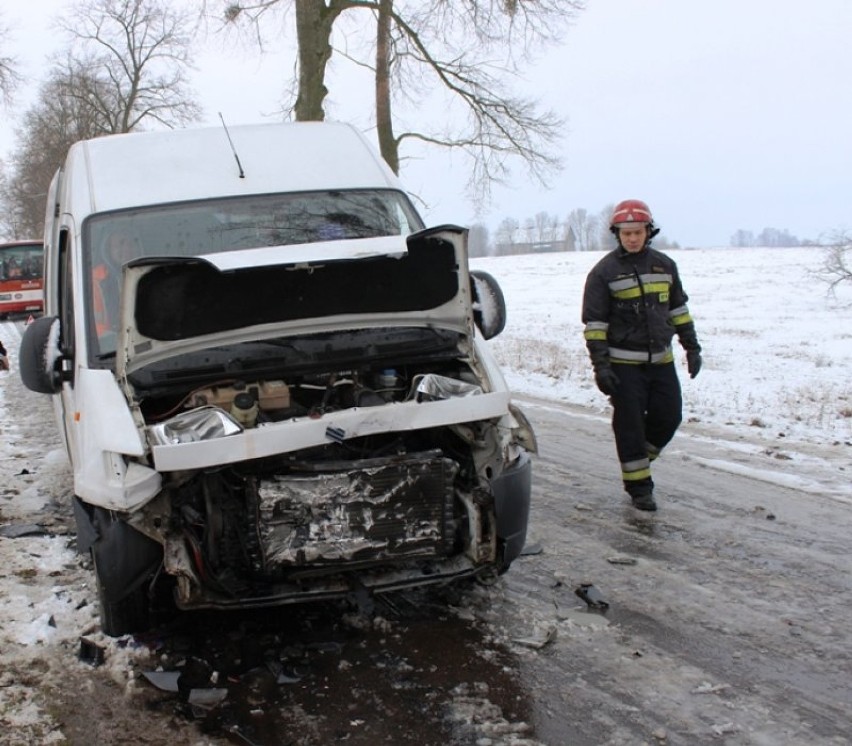 Wypadek w Radziejowie. Czołowo zderzyły się dwa samochody