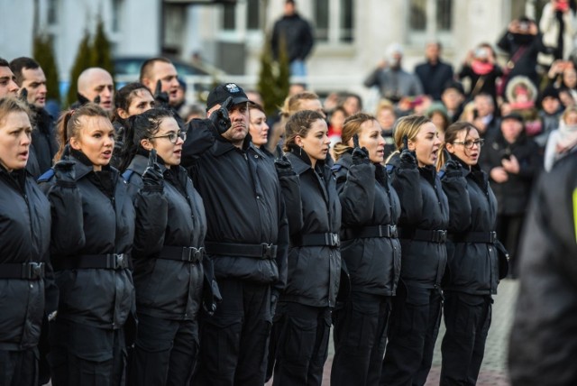 W komendzie Wojewódzkiej Policji w Bydgoszczy odbyło się uroczyste ślubowanie przyjętych do służby policjantów. 

Ślubowanie od funkcjonariuszy przyjął Komendant Wojewódzki Policji w Bydgoszczy insp. Paweł Spychała. W szeregi kujawsko-pomorskiej policji w ostatnich dniach grudnia 2017 r. przyjęto 117 nowych policjantów.
-&nbsp;Obraliście jakże niełatwą drogę…Badania pokazują, ze wzrost zaufania do policji jest bardzo duży. Stajecie się w tym miejscu spadkobiercami tradycji, pewnego dorobku, także po to, aby budować autorytet - powiedział wicewojewoda Józef Ramlau.

Po zakończeniu szkolenia podstawowego w Szkole Policji w Słupsku funkcjonariusze wrócą do naszego województwa: 24 do Bydgoszczy, 22 do Torunia, 16 do Włocławka, 8 do Inowrocławia, 7 do Świecia, 6 do Golubia-Dobrzynia, po 3 do: Aleksandrowa, Mogilna i Tucholi, po 2 do: Brodnicy, Chełmna, Nakła i KWP, po 1 do: Grudziądza, Radziejowa i Żnina.