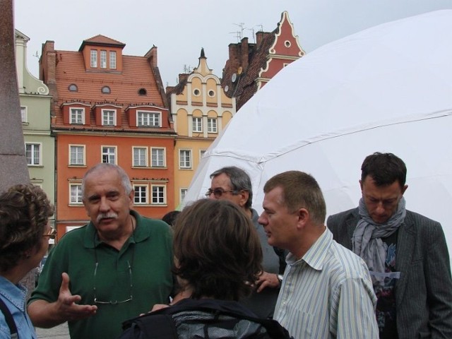 Wrocławska redakcja &quot;Gazety Wyborczej&quot; zaprosiła chętnych do udziału w akcji fotograficznej &quot;Zostań jednodniowym reporterem&quot;. Pan Mieczysław Michalak, szef działu foto, kr&oacute;tko przedstawił zasady i zadania do wykonania. 14.08.201