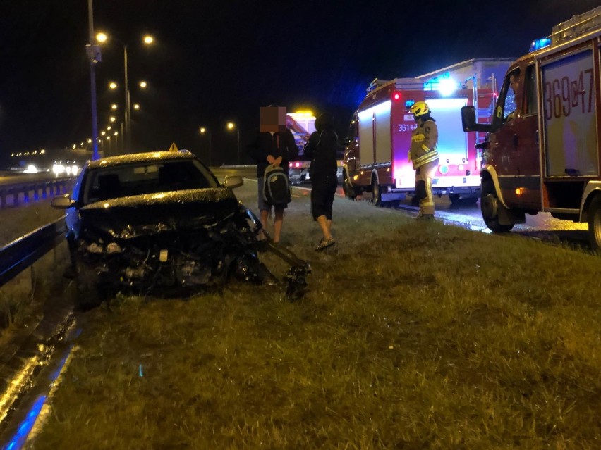 Wypadek na autostradzie A1 pod Włocławkiem. Audi uderzyło w bariery [zdjęcia]
