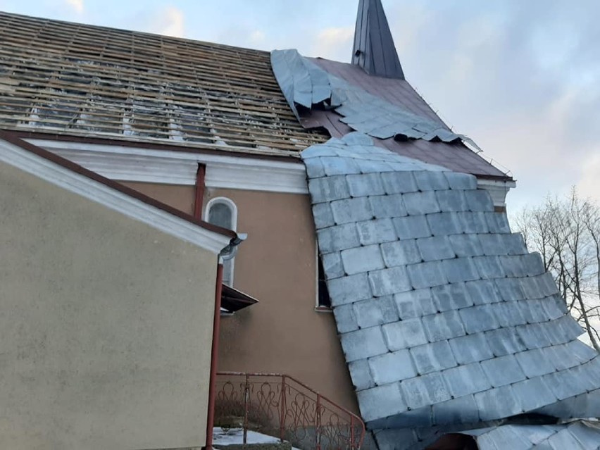 Gm. Wiżajny. Silny wiatr zerwał dach z kościoła 