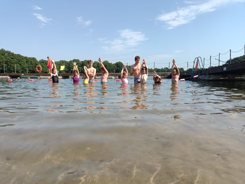 Bezpłatna nauka pływania nad Jeziorem Gałęźnym w Kościerzynie. Zajęcia odbywają się od poniedziałku do piątku ZDJĘCIA