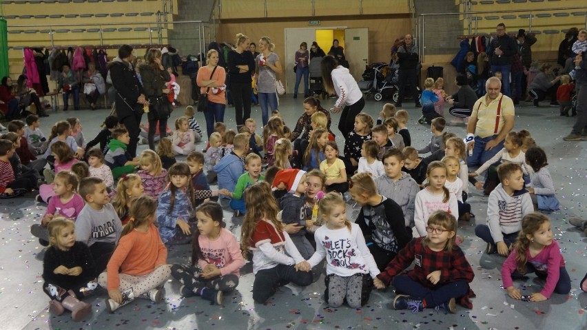 Mikołajki w Szamocinie z klaunami Ruperto i Rico. To była udana zabawa! (FOTO)