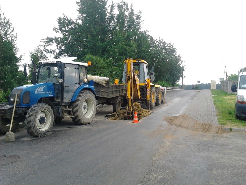 Kanalizacja w Lędzinach: Asfalt wylany, to można go rozkopać na nowo