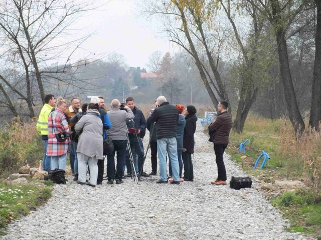 Podczas poniedziałkowej konferencji prasowej na grobli zbiornika Pasternik przedstawiono efekty prac rewitalizacyjnych. Więcej na kolejnych zdjęciach