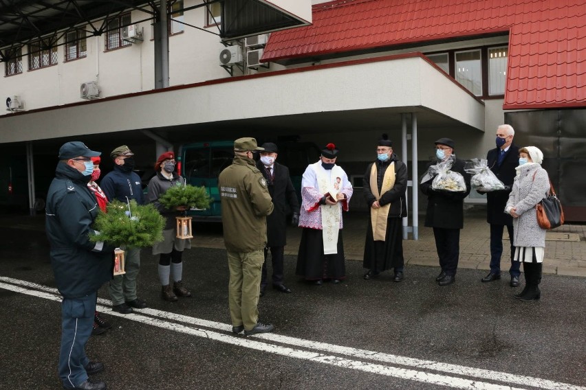 Harcerze i samorządowcy z powiatu jarosławskiego przekazali Ukraińcom Betlejemskie Światło Pokoju [ZDJĘCIA]