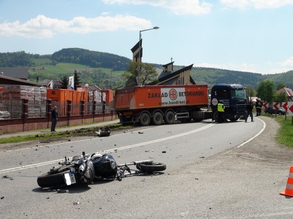 Wypadek w Łososinie Dolnej: zderzenie motocykla z ciężarówką, motocyklista nie żyje[AKT.,ZDJĘCIA]