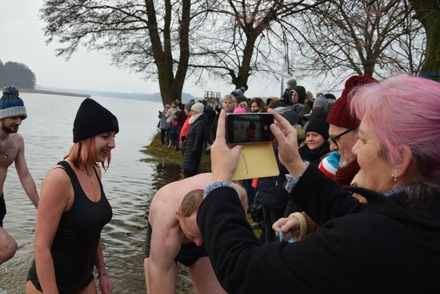 Powitanie 2024 roku na plaży w Sępólnie Krajeńskim. Mieszkańcy tłumnie przyszli obejrzeć noworoczne morsowanie >>>>>