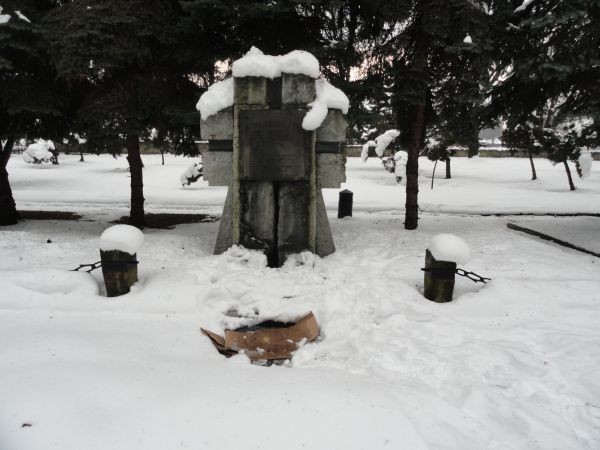 Cmentarz Nowy Sącz: skradziono mosiężne tablice [ZDJĘCIA]