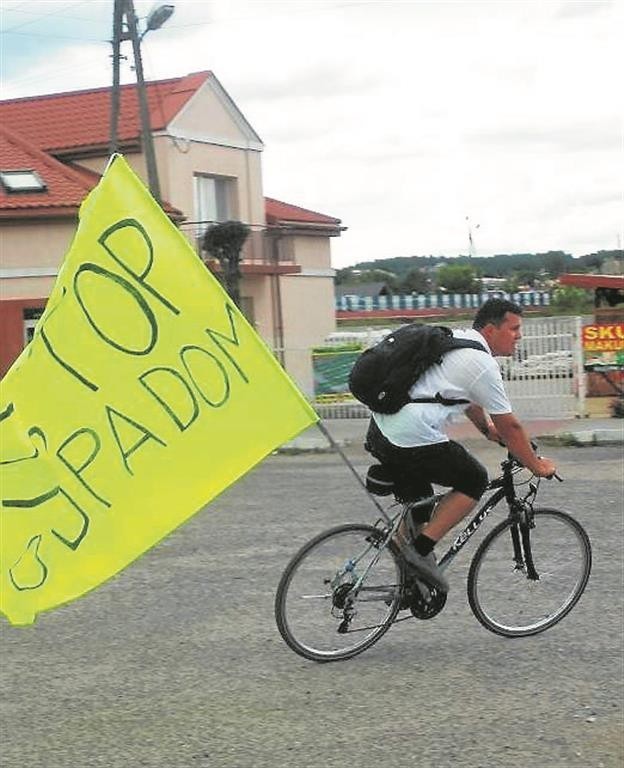 Pod hasłem "Stop odpadom" grupa urządziła w 2012 rajd rowerowy