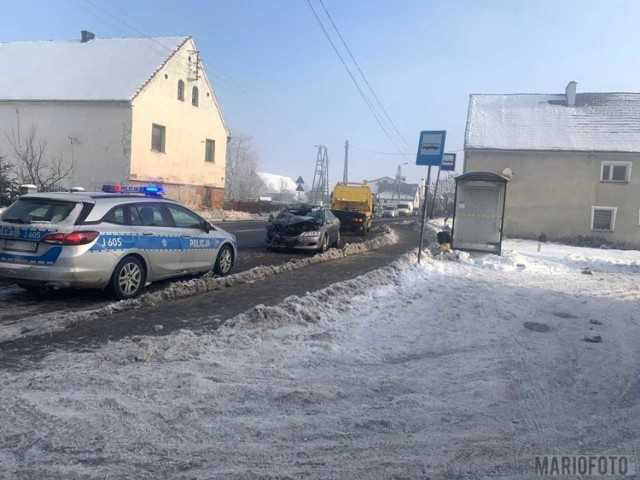 Wypadek w Sidzinie pod Nysą. Na drodze krajowej nr 46 mazda wjechała w tył pojazdu ciężarowego [ZDJĘCIA]