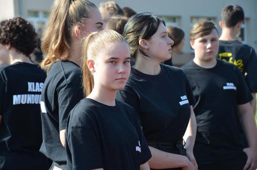 Awanse uczniów klas mundurowych Zespołu Szkół im. Wyżykowskiego w Głogowie na wyższe stopnie. Dużo zdjęć i film