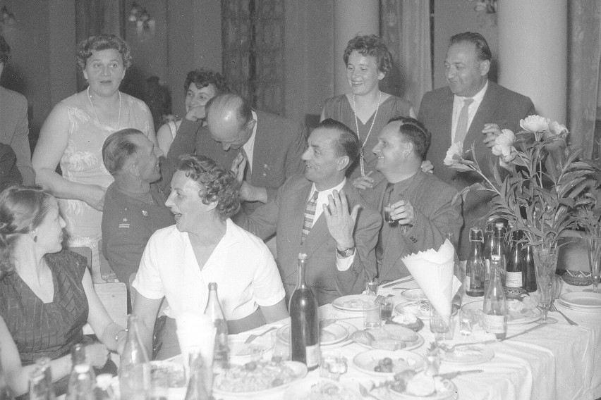 Na zdjęciu: przyjęcie zorganizowane między 1958 a 1970...