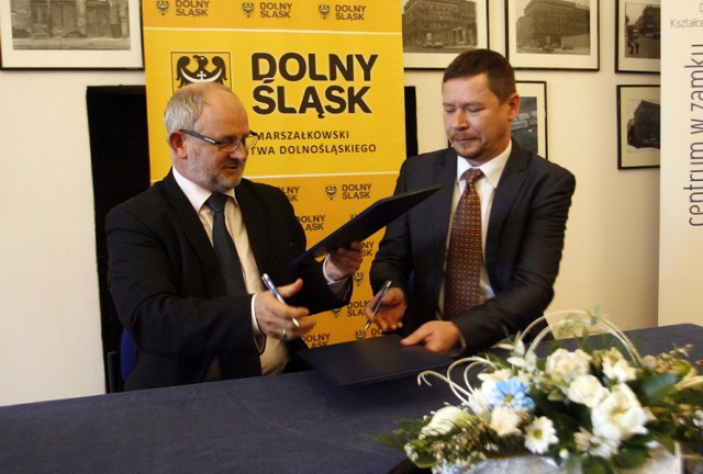 Podpisali umowę w legnickim zamku, umowę podpisali Piotr Borkowski i Tomasz Szczytyński