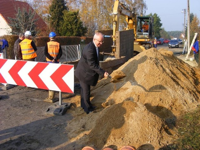 Pierwszy odcinek kanalizacji zaczął zasypywać burmistrz Pobiedzisk Michał Podsada