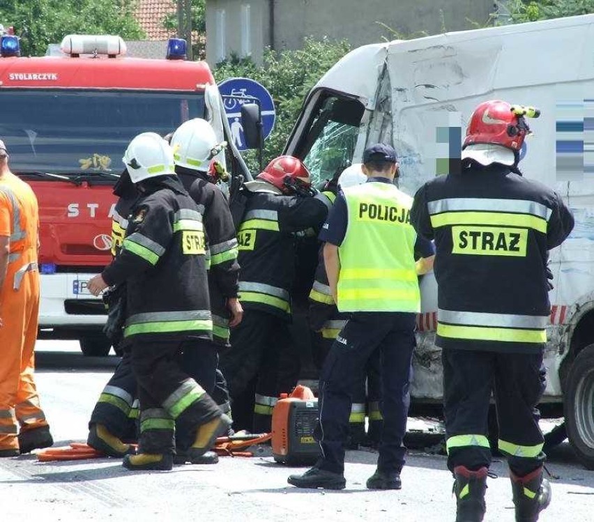 Groźna kolizja 3 ciężarówek i busa w Biadkach. DK nr 36 była zablokowana przez kilka godzin [ZDJĘCIA]