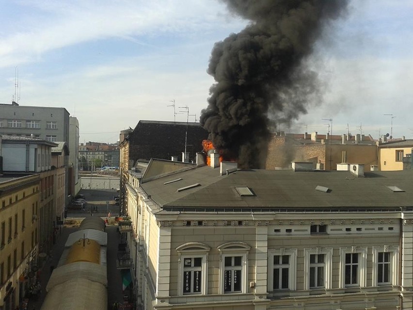 Pożar kamienicy w centrum Katowic. Kłęby dymu nad miastem [ZDJĘCIA]