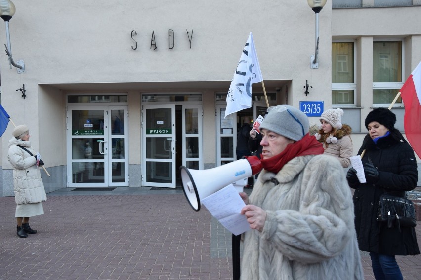 Pikieta KOD w Częstochowie. Ok. 60 osób protestowało przeciwko reformie sądownictwa[ZDJĘCIA]