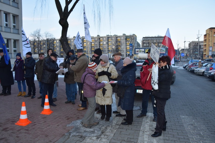 Pikieta KOD w Częstochowie. Ok. 60 osób protestowało przeciwko reformie sądownictwa[ZDJĘCIA]