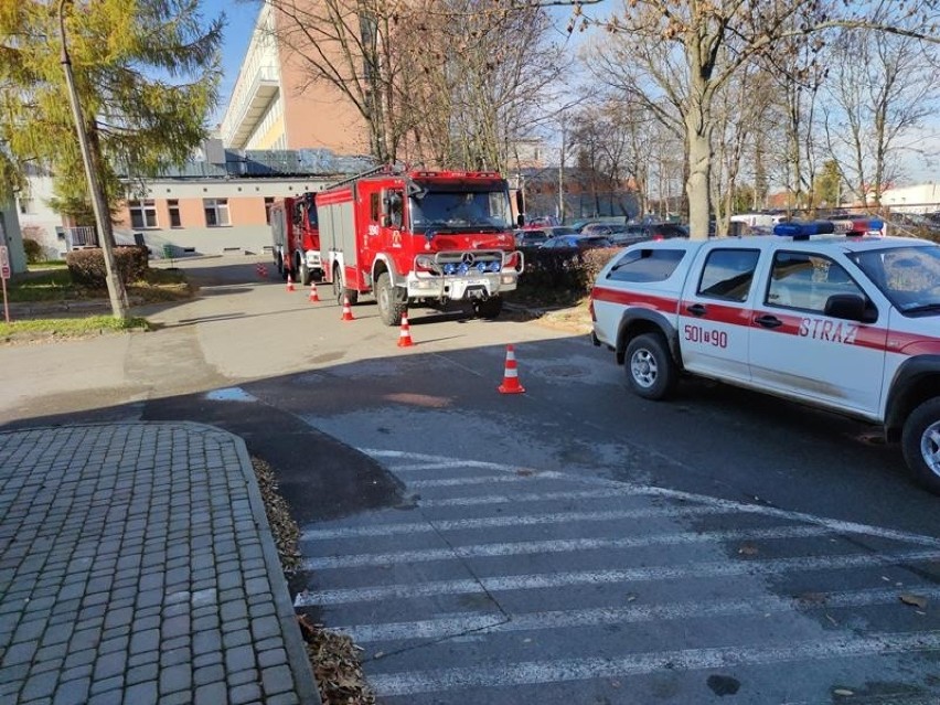 Ćwiczenia strażaków w staszowskim szpitalu. Cztery osoby ranne po wybuchu butli (ZDJĘCIA)