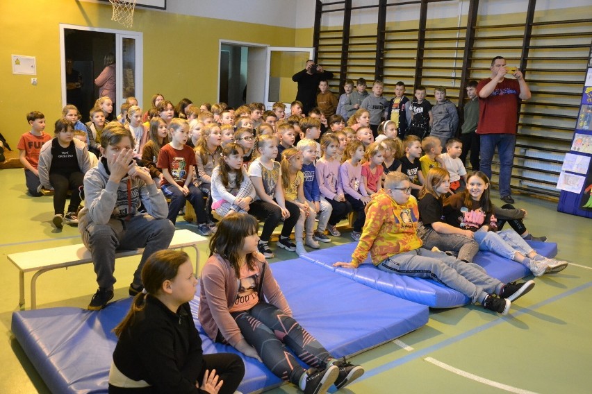 Uczniowie z Jastrzębia w gminie Lipno pokochali odblaski. Na zwycięzców konkursu czekały nagrody! 