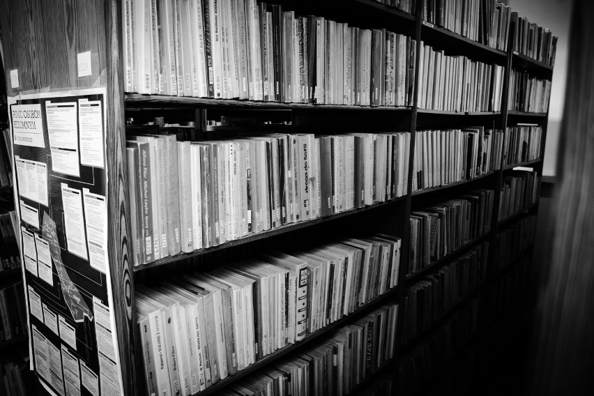 Ile książek liczy więzienna biblioteka? Po jakich autorów najczęściej sięgają osadzeni z Zakładu Karnego w Kwidzynie?