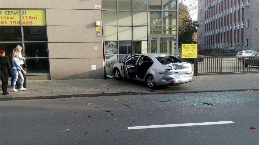 Wypadek na ul. Królewieckiej we Włocławku. Samochód wjechał w budynek [zdjęcia]