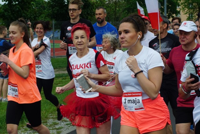 W środę obchodziliśmy Dzień Flagi Rzeczypospolitej Polskiej a dzień później nasze narodowe barwy uczcili miłośnicy biegania, którzy wzięli udział w Biegu Biało-Czerwonej. Jego 5-kilometrowa trasa prowadziła m.in. przez Wartostradę a start i meta zlokalizowane były nieopodal Bramy Poznania.

Zobacz kolejne zdjęcie ------->