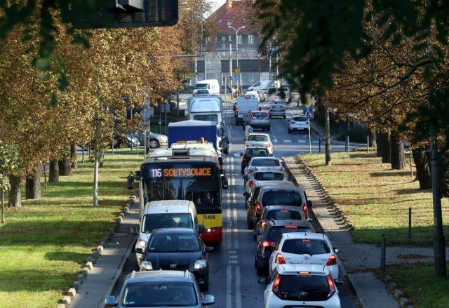 Zaczął się październik, a więc mieszkańcy Wrocławia i okolic zmagają się z początkiem roku akademickiego, natomiast rok szkolny już trwa. Powoduje to coraz większe obłożenie na drogach dojazdowych do Wrocławia. Ile czasu zajmuje podróż z okolicy do centrum miasta? Oto lista największych korków.

PRZEJDŹ DO KOLEJNYCH SLAJDÓW PRZY POMOCY STRZAŁEK >>> LUB GESTÓW NA SMARTFONIE