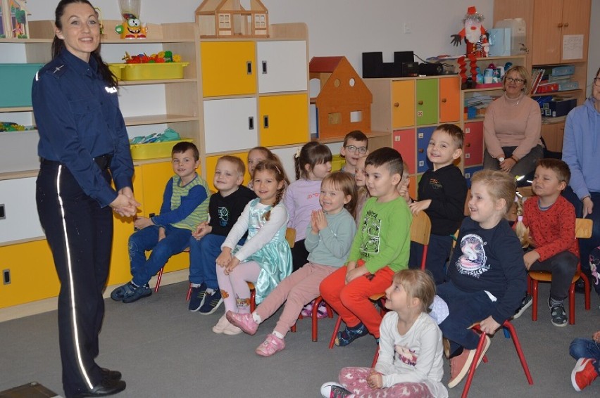 Policjantki z tczewskiej komendy spotkały się z maluchami z przedszkola w Czarlinie w ramach akcji pn. „Oklaski za odblaski!''