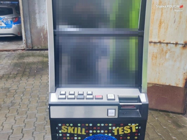 Policjanci z Będzina zabezpieczyli nielegalne automaty do gier hazardowych oraz gotówkę 

Zobacz kolejne zdjęcia/plansze. Przesuwaj zdjęcia w prawo naciśnij strzałkę lub przycisk NASTĘPNE
