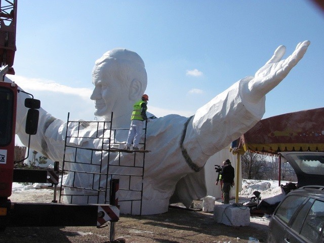 Częstochowa: Dwa elementy statuy Jana Pawła II już zespolone [ZDJĘCIA]